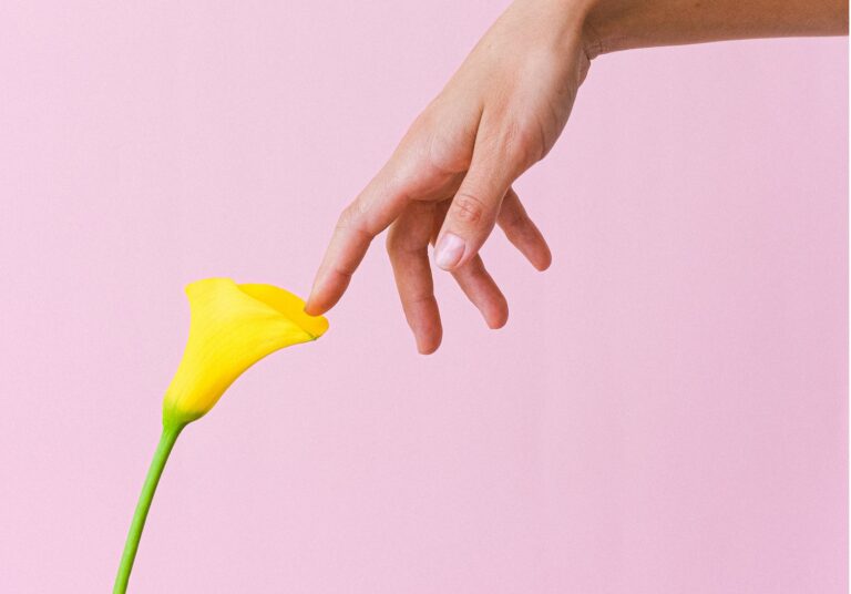 Flujo amarillo verdoso sin olor ni picazón: causas y significado
