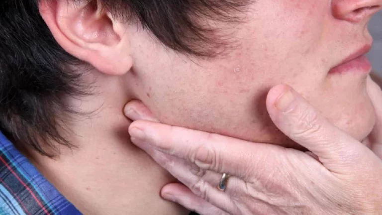 Tengo inflamado el lado izquierdo del cuello: causas y soluciones