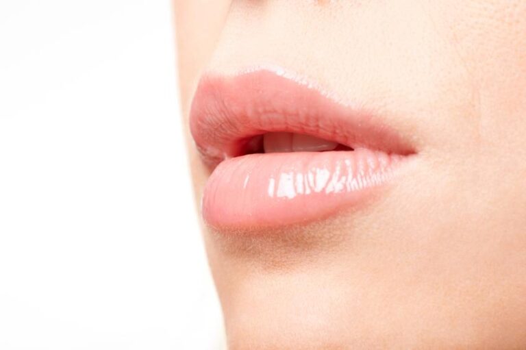 Labios hinchados al despertar: causas y soluciones efectivas