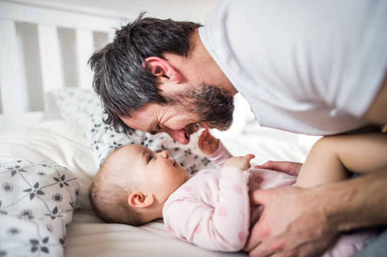 Recién nacida: Cuidados y desarrollo esencial para padres